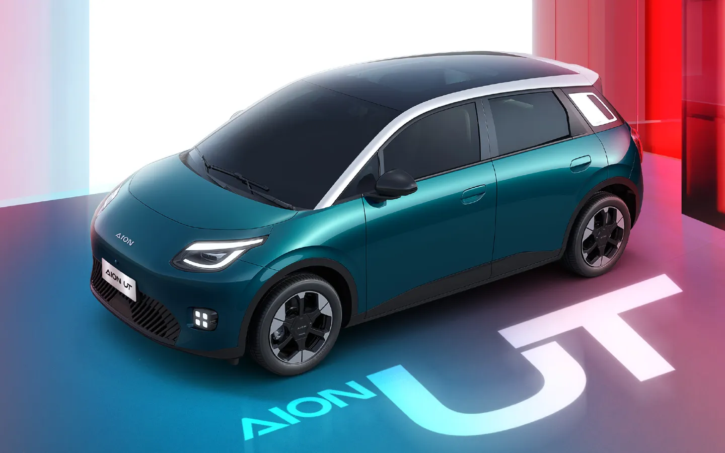 AION UT warna Emerald Green, hatchback listrik