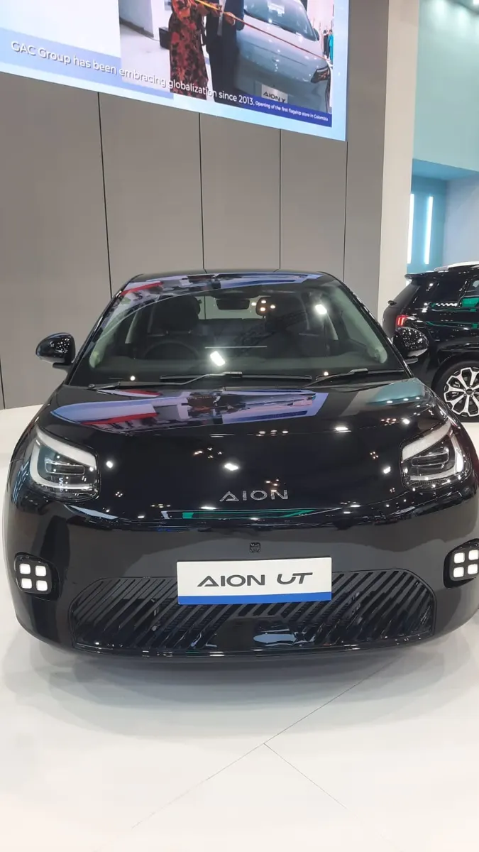 AION UT warna hitam di area pameran
