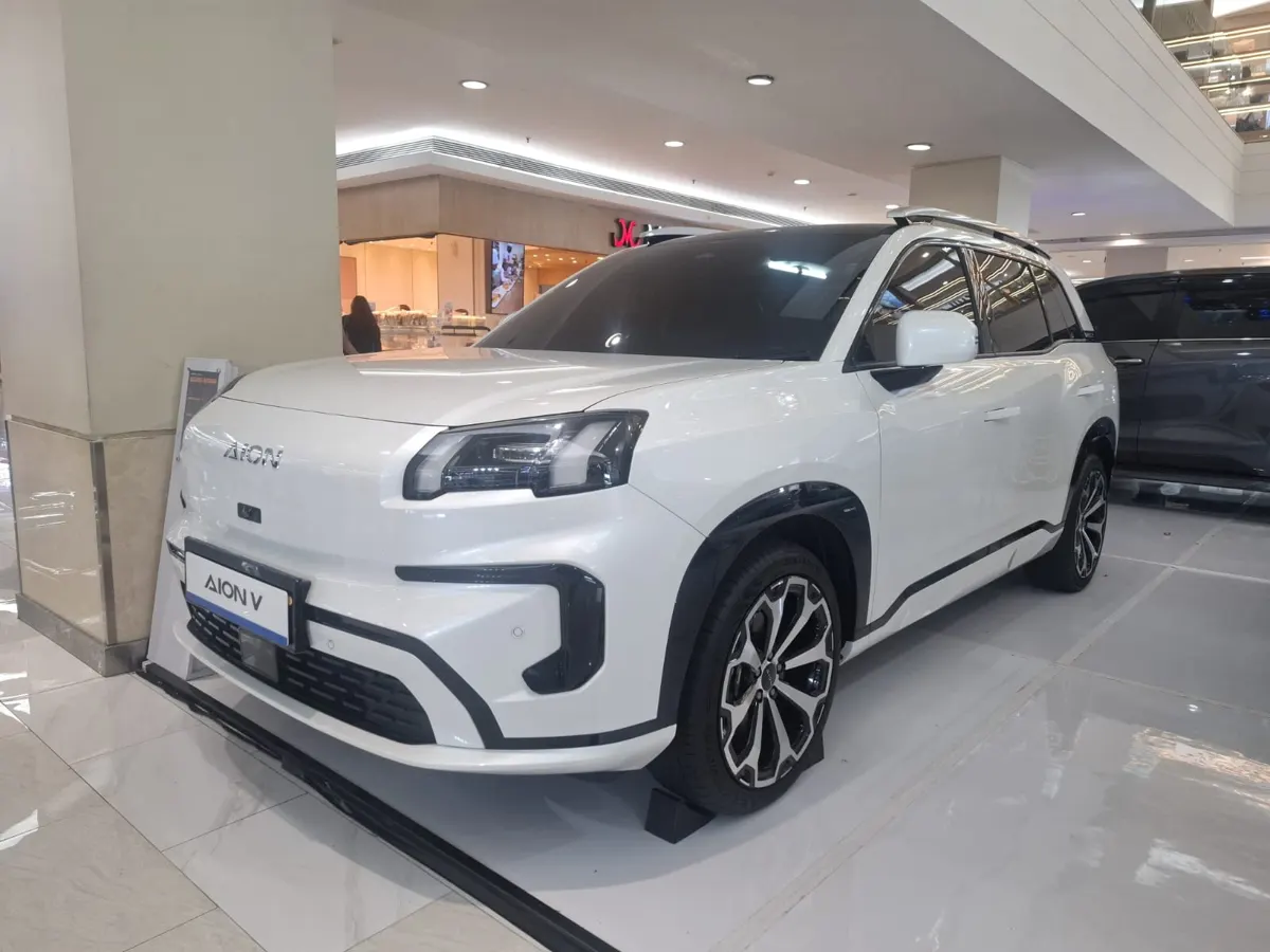 AION V warna putih dipajang di mal