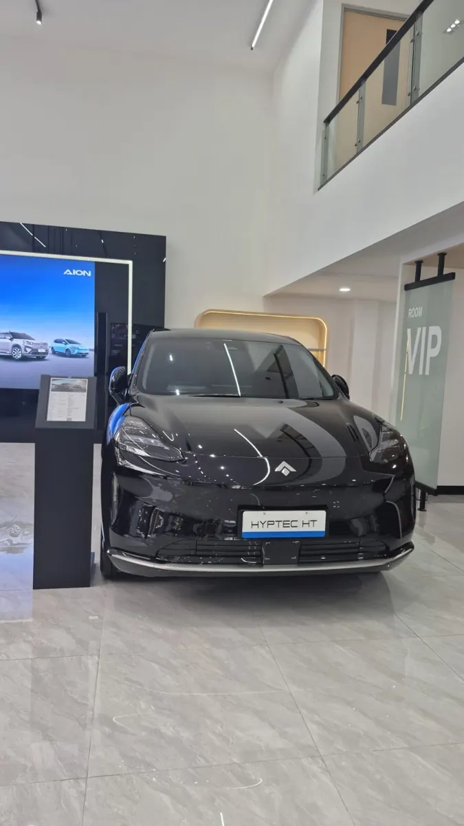 HYPTEC HT warna hitam di dalam showroom AION