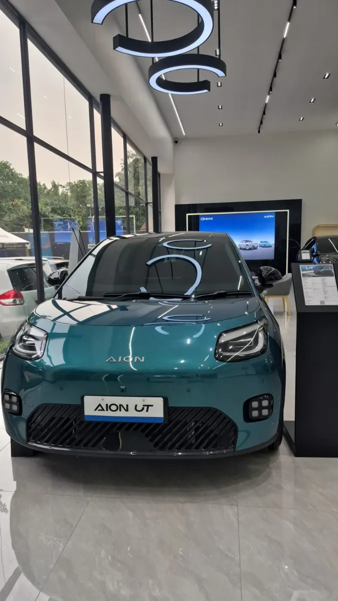 AION UT warna Emerald Green di dalam showroom AION